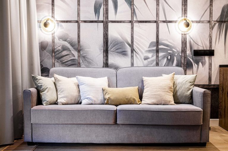 Nowoczesny minimalizm czy rustykalne ciepło? różne oblicza kominka w aranżacji wnętrz